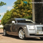 rolls_royce_ghost_with_hotel_entrance_close_up